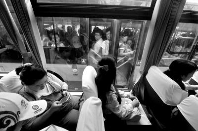 北京定制公交上路 乘客称舒适度地铁无法比拟