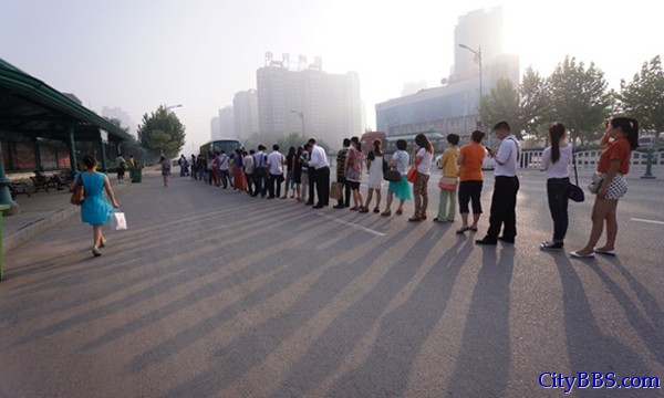 英国记者体验北京地铁3.jpg