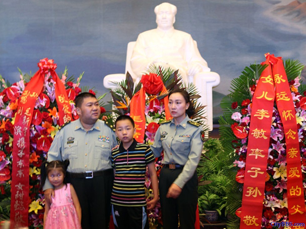 毛新宇携妻儿赴毛主席纪念堂参加毛泽东逝世38年纪念活动