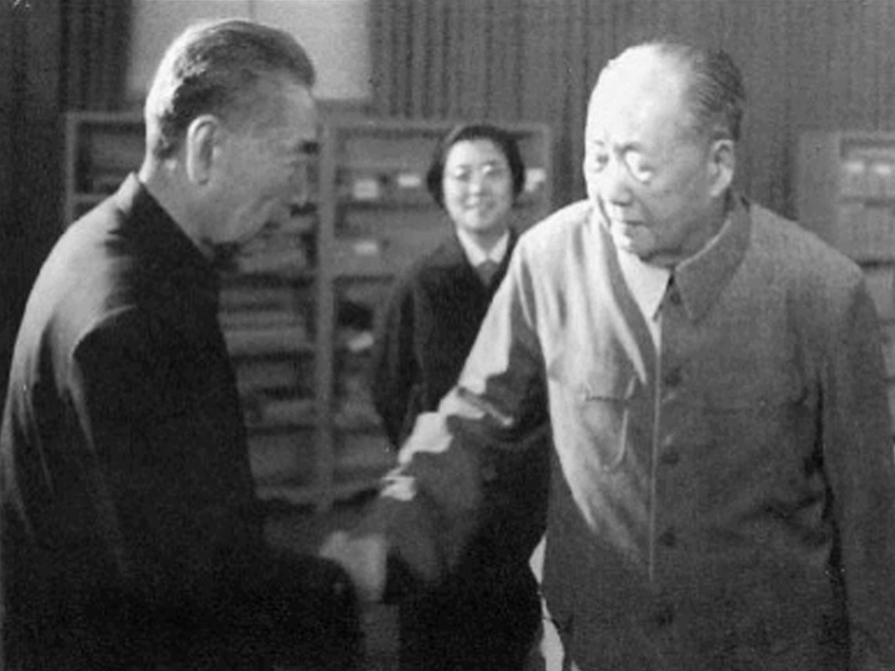 1974年5月30日，周恩来和毛泽东握手，这是两人最后一张合影