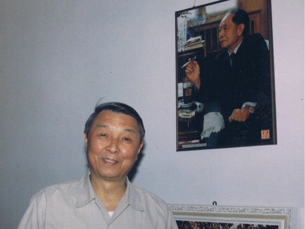 朱厚泽2002年摄于北京旧居的胡耀邦遗照下