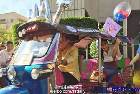 泰国总理开嘟嘟车载环球小姐同游总理府