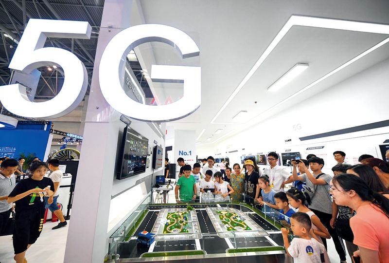 观众在2019中国国际智能产业博览会联想展厅参观