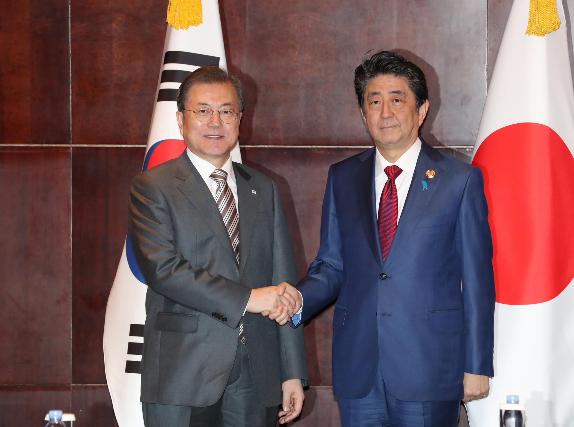文在寅和安倍晋三会面 强调需改善韩日关系