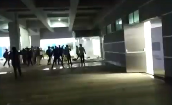 苹果在印度代工厂被砸2.jpg
