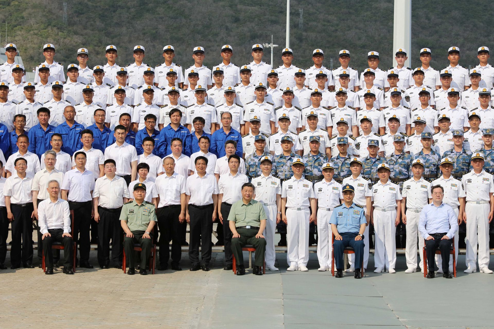 海军成立纪念日之际，三艘主战舰艇同时入列