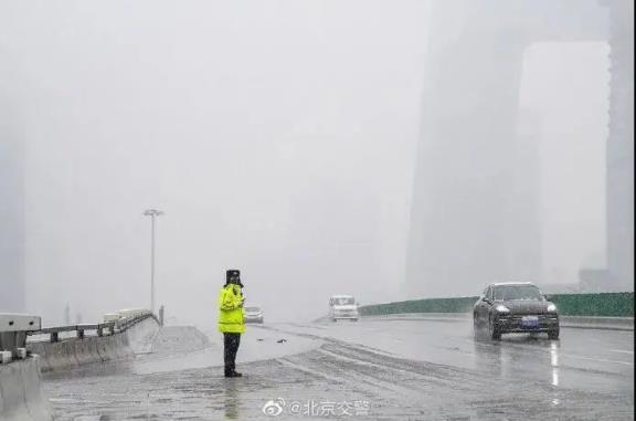 北京初雪又急又猛变暴雪断崖式寒流提前报到