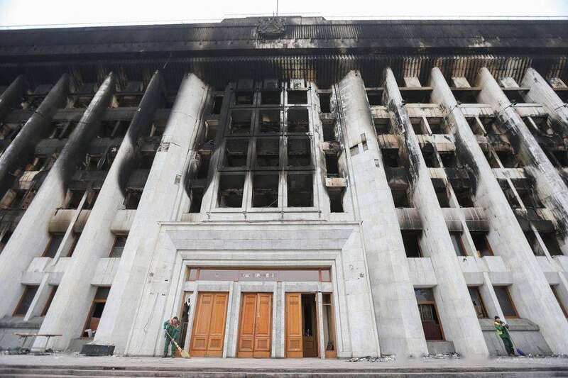 阿拉木图政府大楼被烧