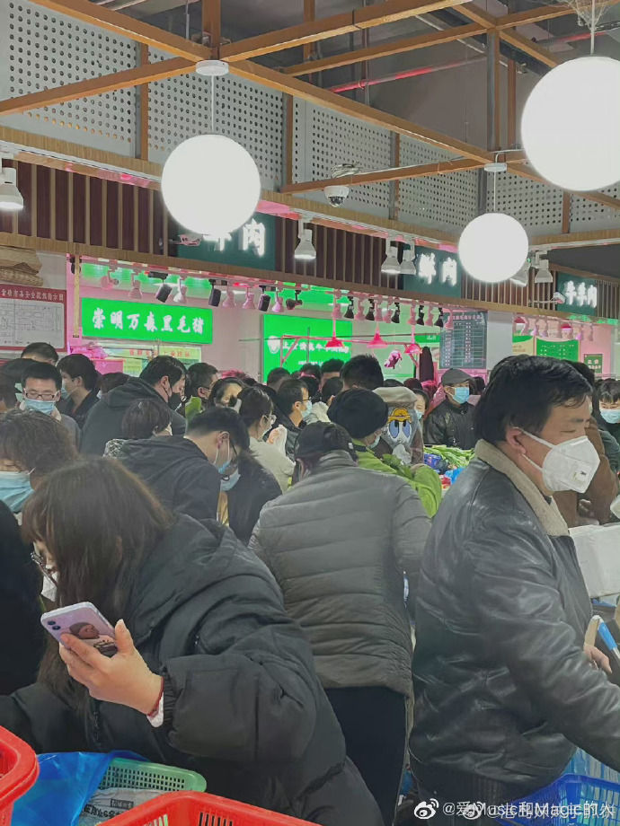 抢菜的民众