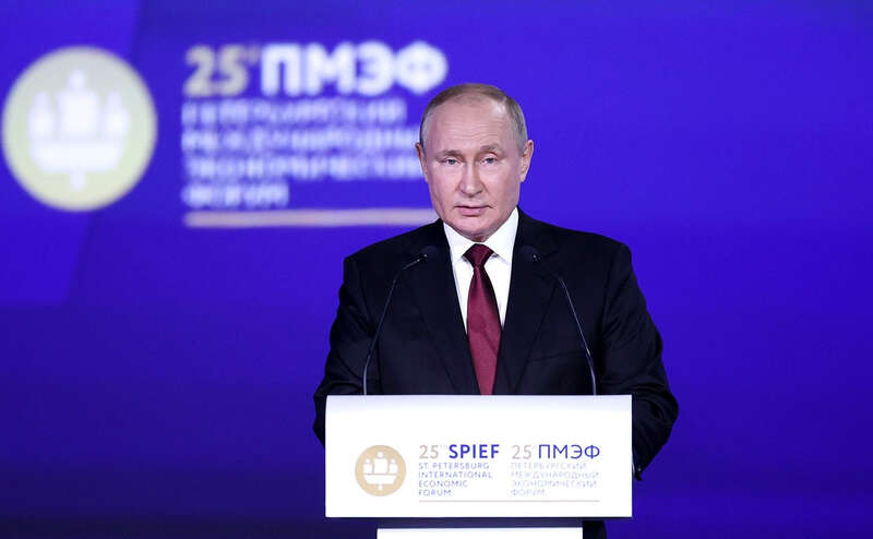 普京在第二十五届圣彼得堡国际经济论坛全体大会上发表讲话