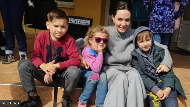 美国影星、联合国难民署特使安吉丽娜·朱利在基辅与儿童一起合影