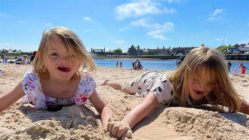孩子们在海滩玩