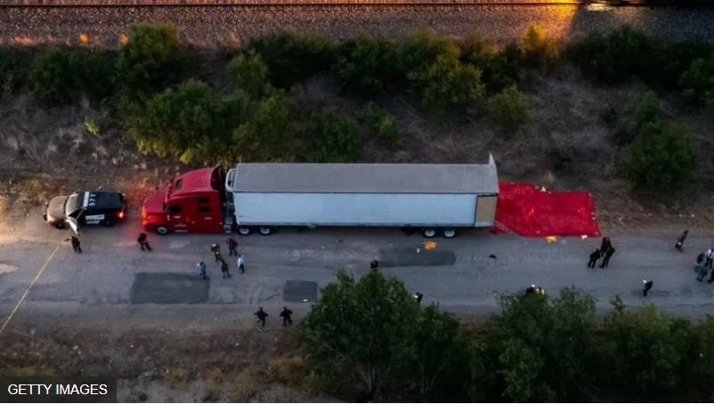 美国警方在圣安东尼奥市郊偏远地区的一辆卡车中至少发现42具遗体