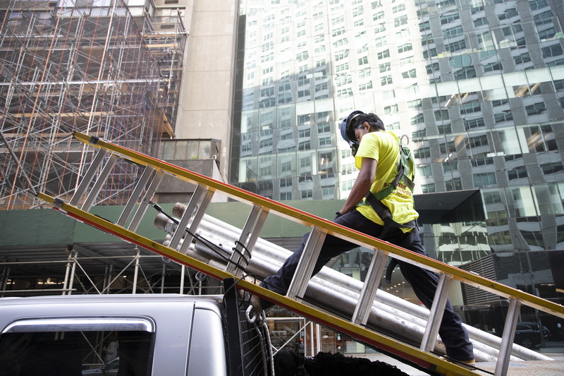 美国纽约一处建筑工地的工人