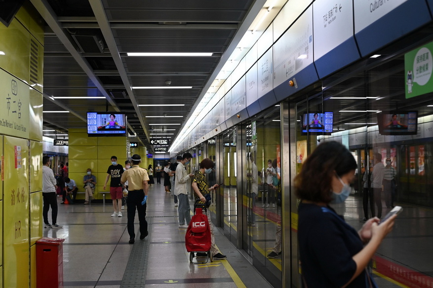 广东广州，海珠区调整部分区域的疫情防控措施，部分地铁站恢复运营