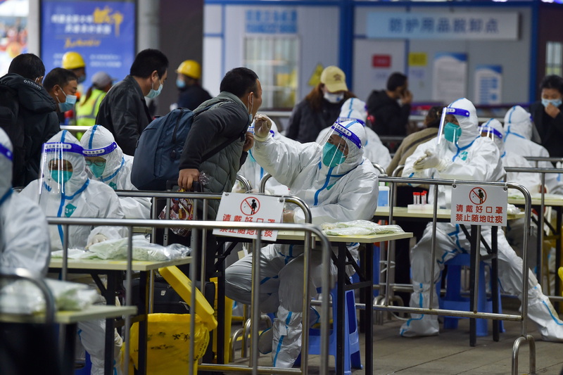 江苏南京，南京火车站出站旅客按照防疫要求进行“落地检”