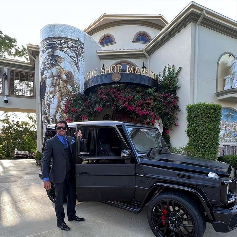 特拉弗斯目前身价约为1.4亿英镑，他在与前世界小姐尼尼贝斯·比阿特丽斯·吉米内斯·里尔（Ninibeth Beatri ...