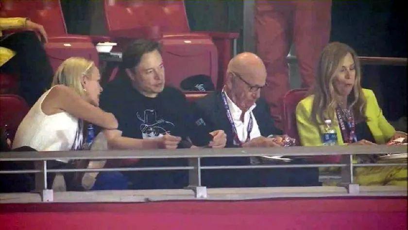 马斯克来到超级碗现场看球。他和新闻集团创始人兼 CEO 默多克共同坐在看台上，一边吃着快餐，一边谈笑风生 ...