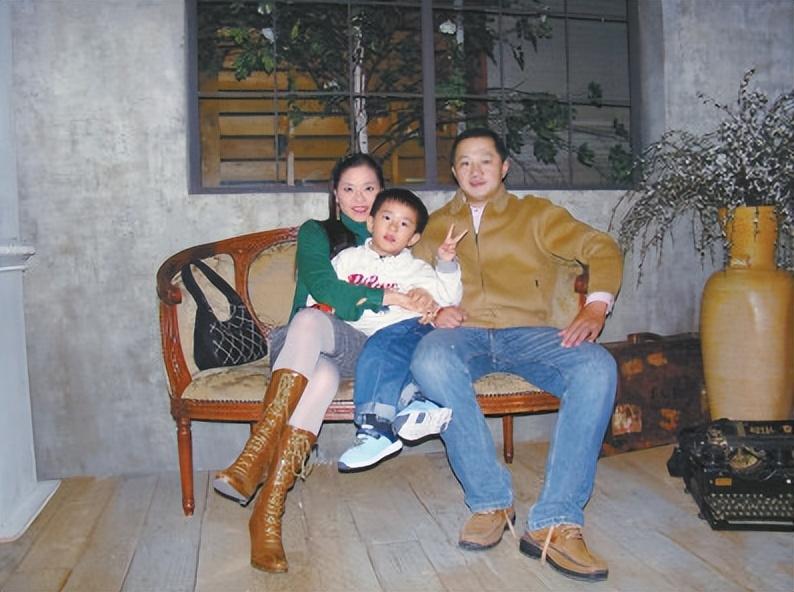 2004年8月，他们迎来了爱情的结晶。一家人喜气洋洋的
