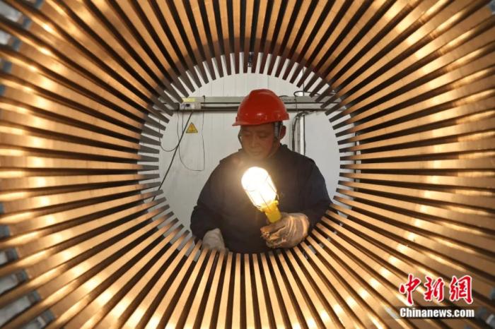 2023年2月，工人在江苏省南通市通州区兴仁镇一企业生产车间忙碌