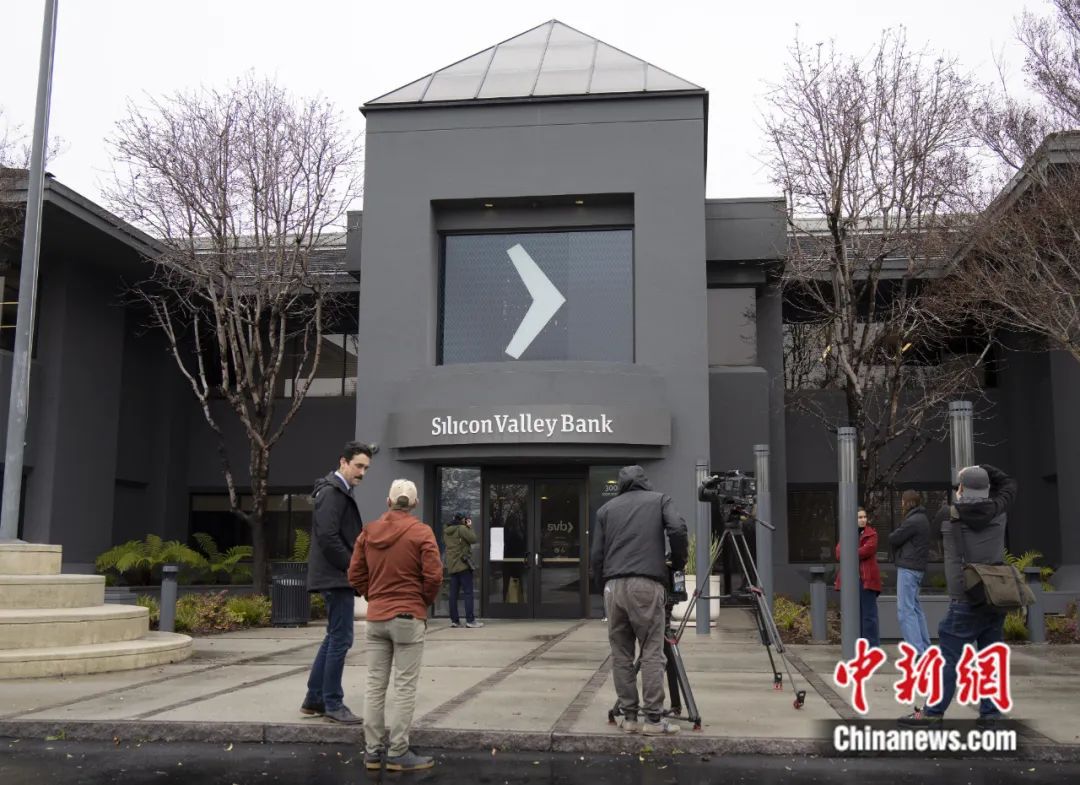美国加州圣克拉拉市硅谷银行总部门前