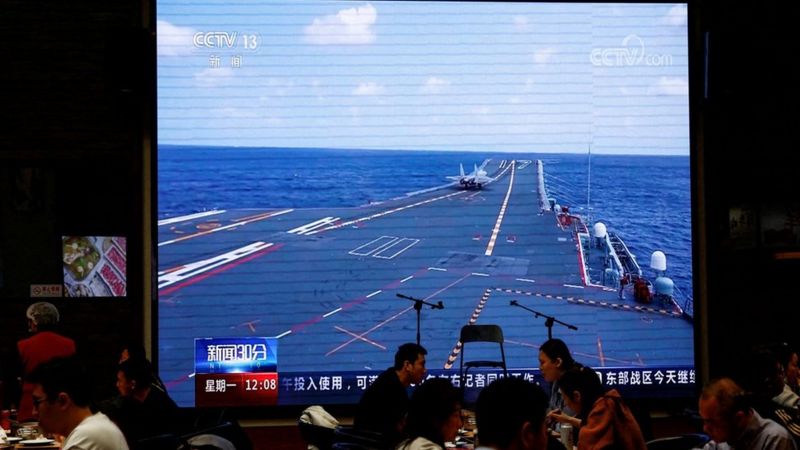 4月10日，中国媒体播报“山东号”航母在台湾附近巡逻的画面