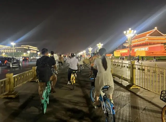 平安大街上，不少电动车骑行人嫌非机动车道太挤，骑上了机动车道