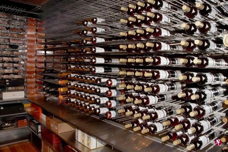 警方也在涉案者的家中，查获大量的酒