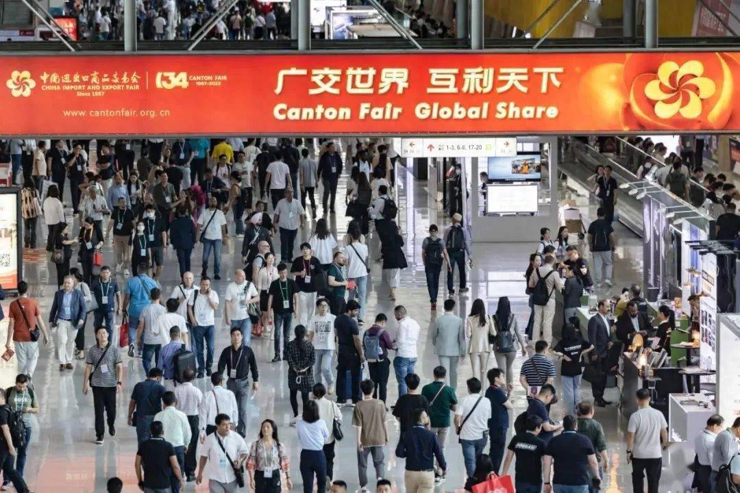 这届广交会买家真的很多，馆内堪称买家“下饺子”