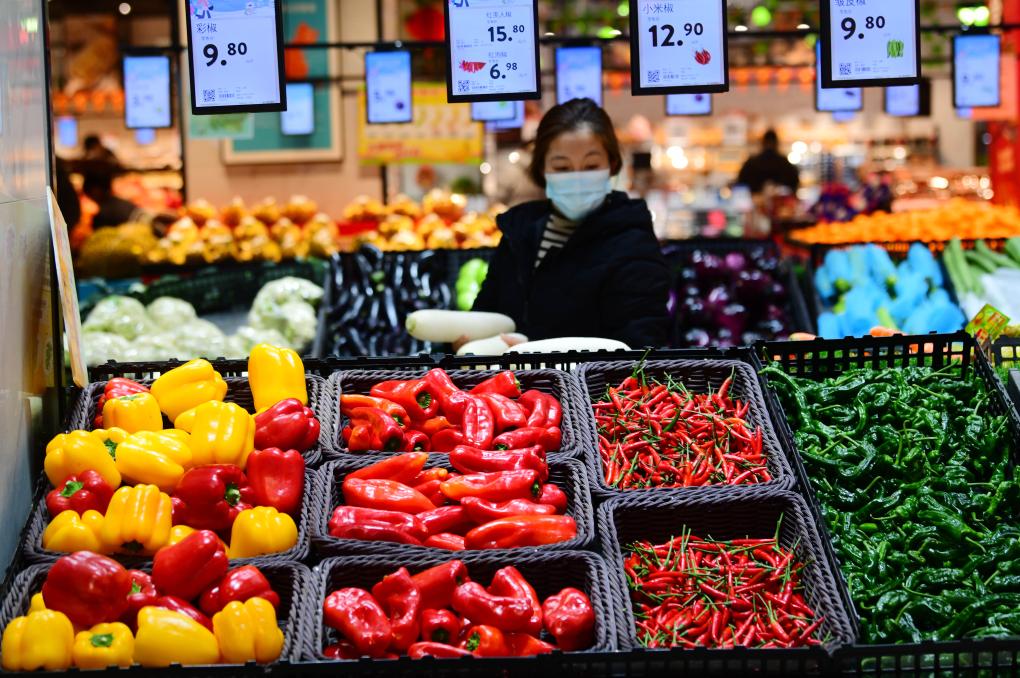 消费者在江苏省无锡市一家超市选购蔬菜