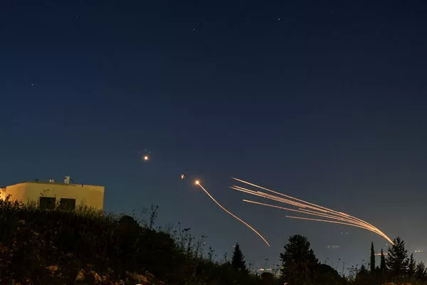 以色列铁穹防空系统在13日面临伊朗袭击中发挥关键作用