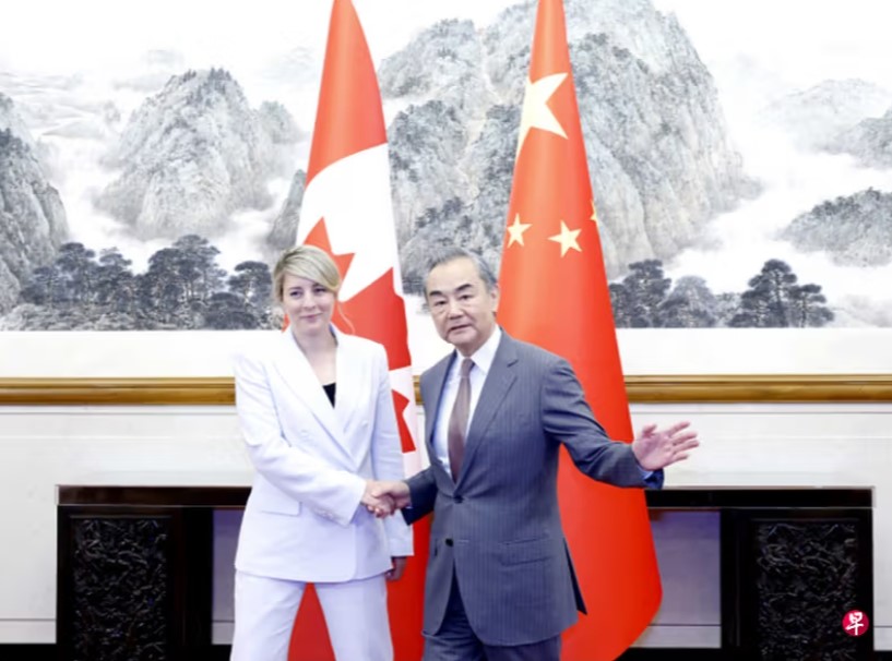 中国外长王毅（右）星期五（7月19日）在北京会见加拿大外长乔利