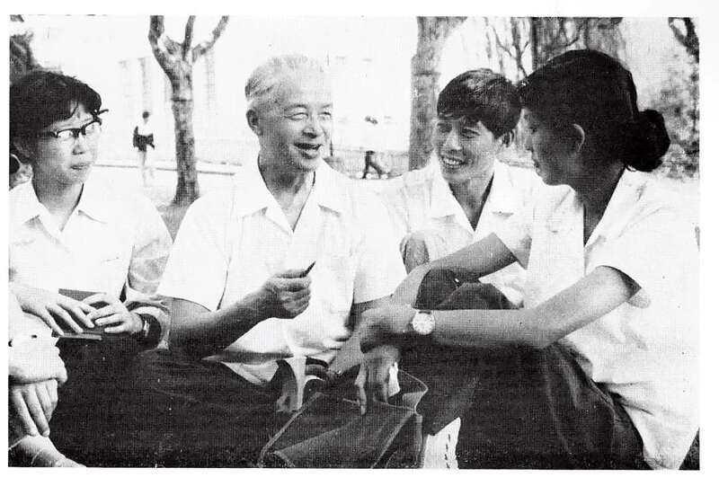 时任华东师范大学党委书记的施平与学生交谈
