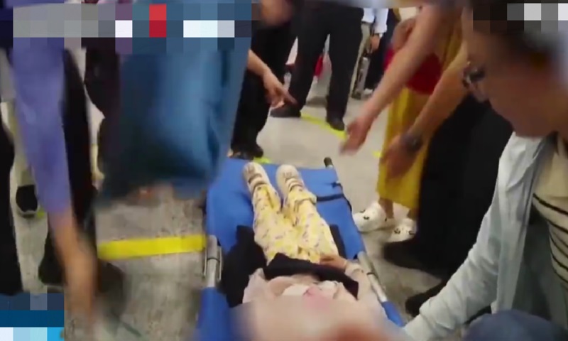 驻站医生和周围热心旅客，立即对她进行了心肺复苏