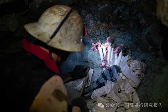 矿工们经常先投掷炸药并向警卫开枪