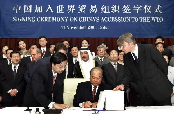 2001年中国加入世界贸易组织，拥抱全球化