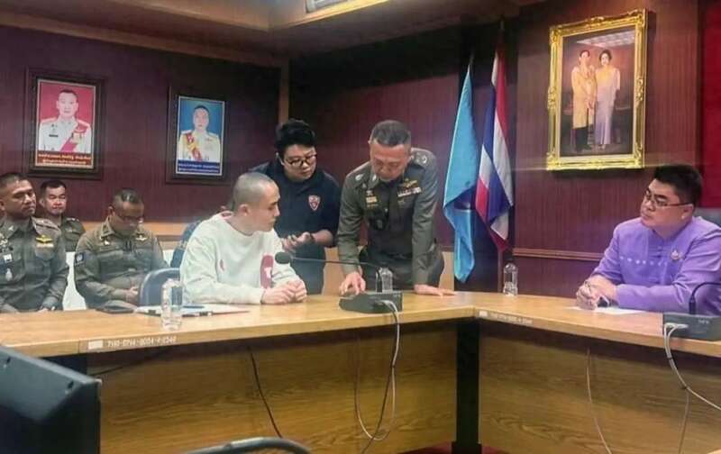 在泰缅边境失联的中国籍男演员（前左）在泰国达府与警方人员交谈