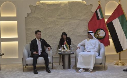 昔锺健（左）拜会穆罕默德·本·穆巴拉克·本·法迪勒·阿勒马兹鲁伊（右）