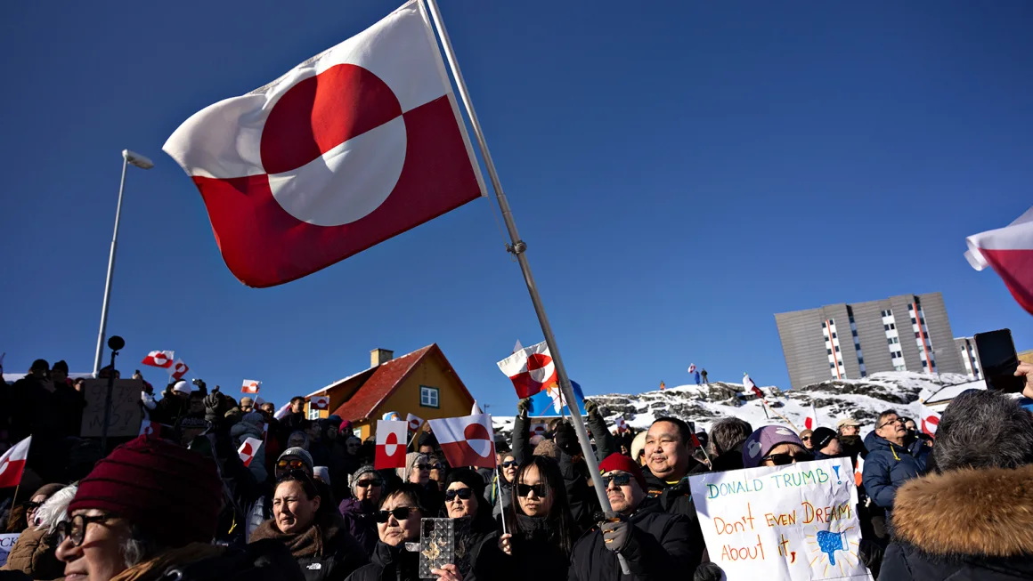 抗议者在格陵兰努克的美国领事馆前游行