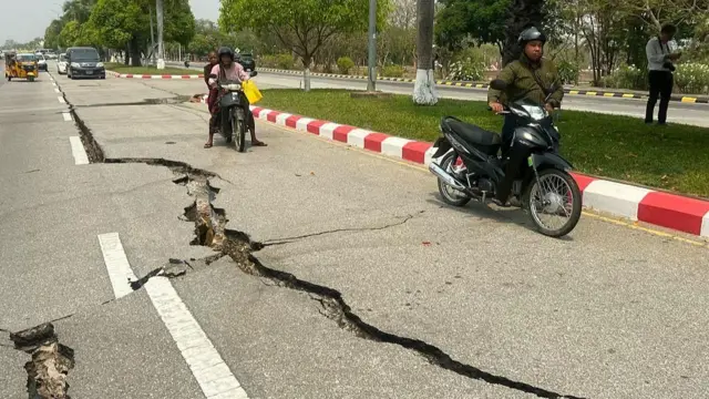 缅甸首都内比都一段马路在地震后出现裂缝