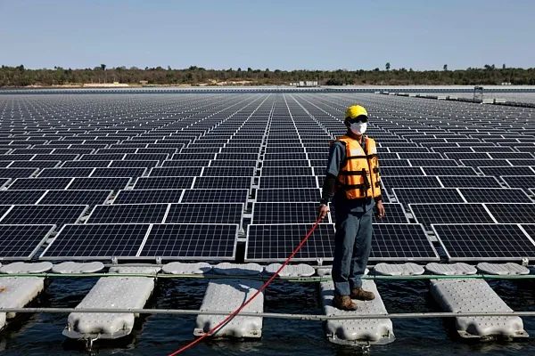 泰国水电站漂浮式太阳能电池板 