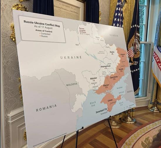 特朗普与泽连斯基会面时摆在“坚毅桌”后的图
