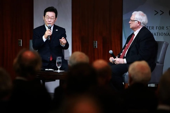 在华盛顿的美国战略与国际问题研究中心（CSIS），李在明回答CSIS总裁约翰·哈姆雷（John J. Hamre）的提问 ...