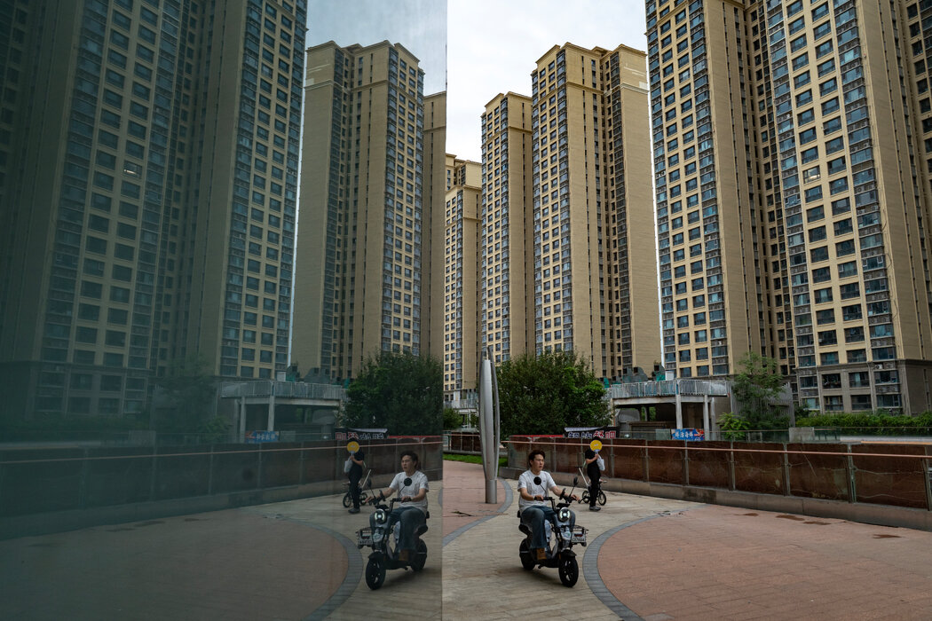 北京的住宅楼。住房供应过剩导致房地产价格下跌，并影响了消费支出