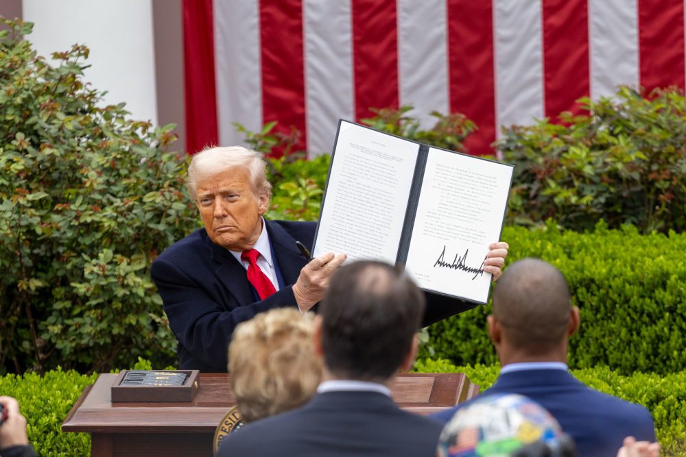 4月2日，美国总统特朗普在首都华盛顿白宫展示签署后的关于所谓“对等关税”的行政令 ...