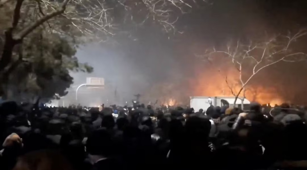 2026年1月10日，伊朗拉扎维霍拉桑省马什哈德市瓦基拉巴德高速公路，抗议者聚集，浓烟升腾，反政府骚乱不断 ...