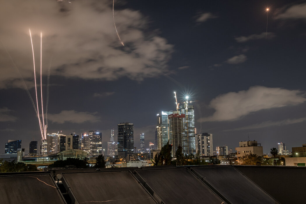 周五空袭期间特拉维夫上空的景象