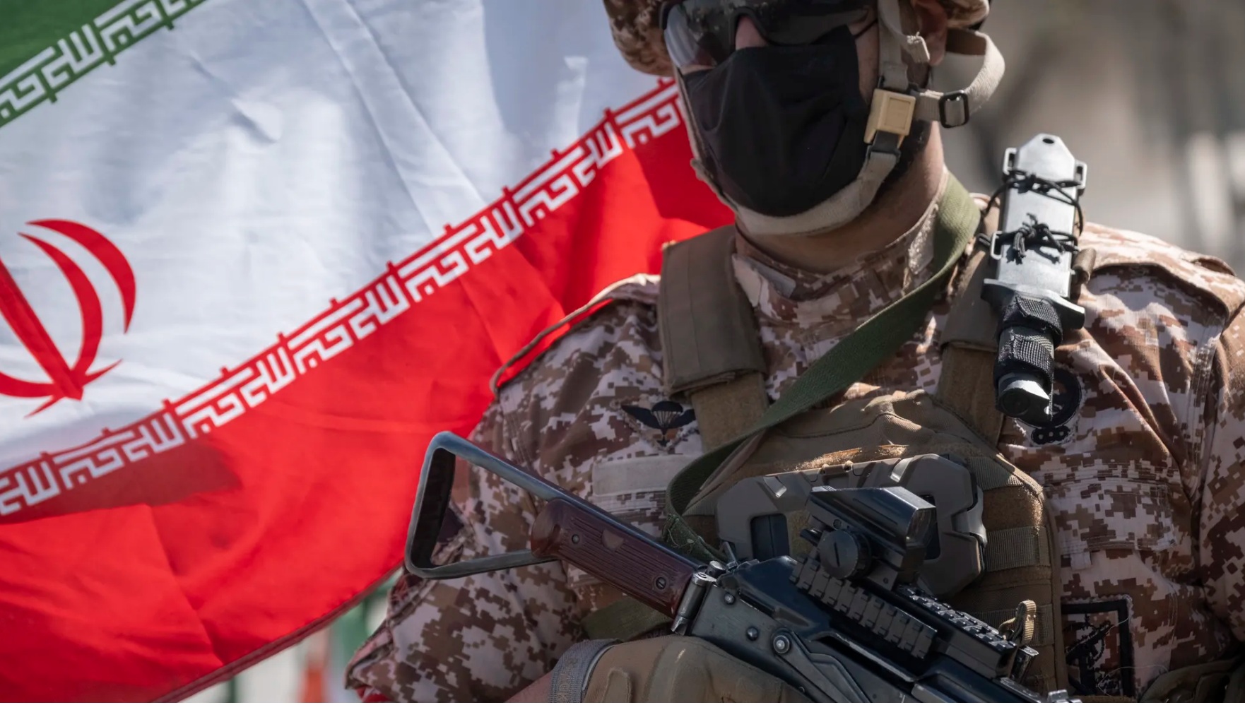 3月4日，一名伊朗伊斯兰革命卫队（IRGC）的武装士兵在德黑兰手持步枪